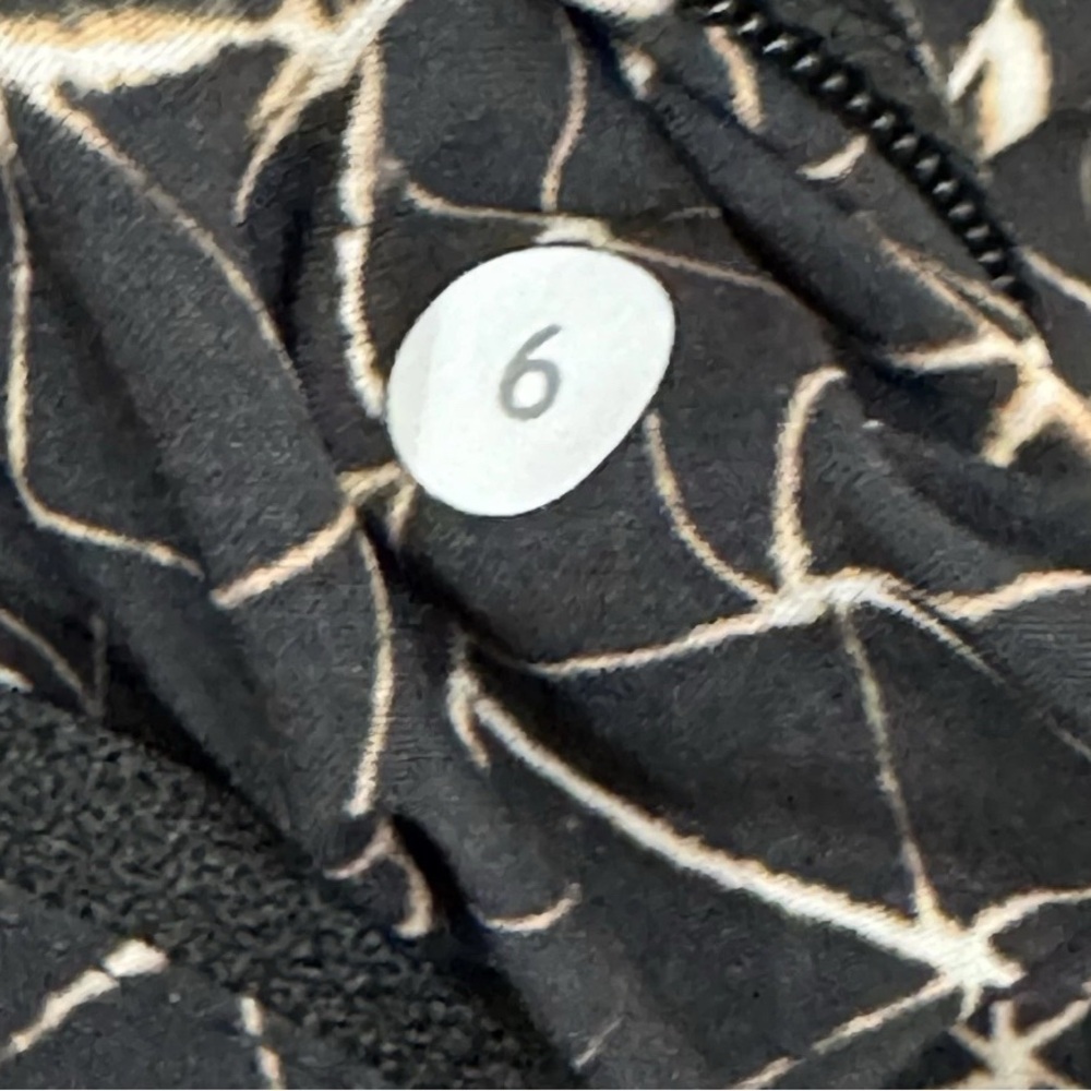 Lululemon Star Crushed Black shorts lined athletic Size 6 Inseam 4 EUC - Picture 8 of 8